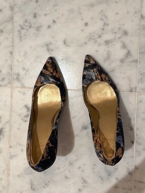 Stuart Weitzman Abstract Cork Pumps SZ8